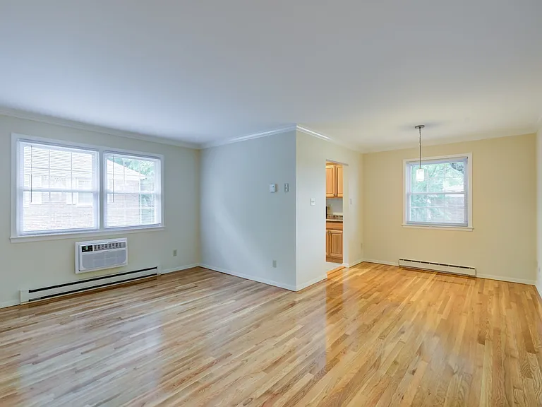 Rivercrest Apartments — Photo 7