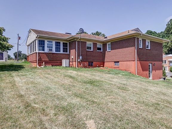 3rd image of 1071 Claymont Dr