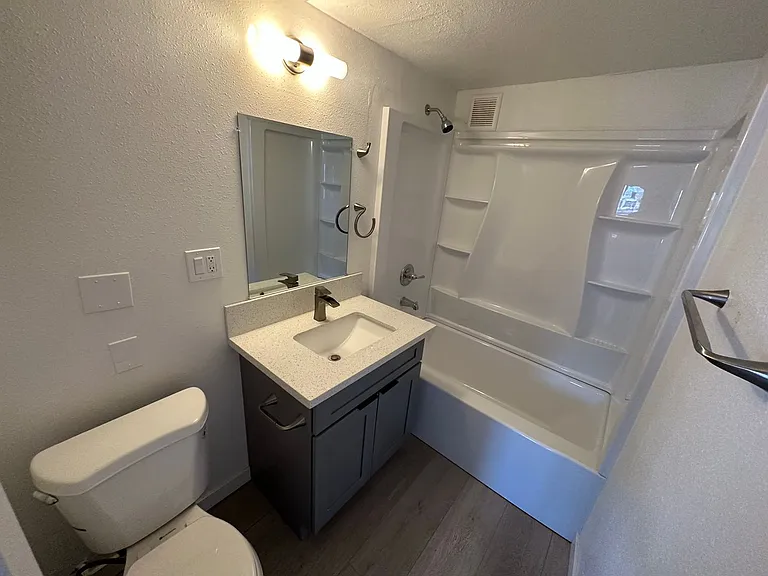 11518 NE Sandy Blvd #10 — Photo 9