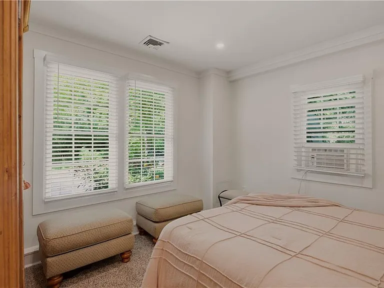 554 E Main Rd — Photo 17