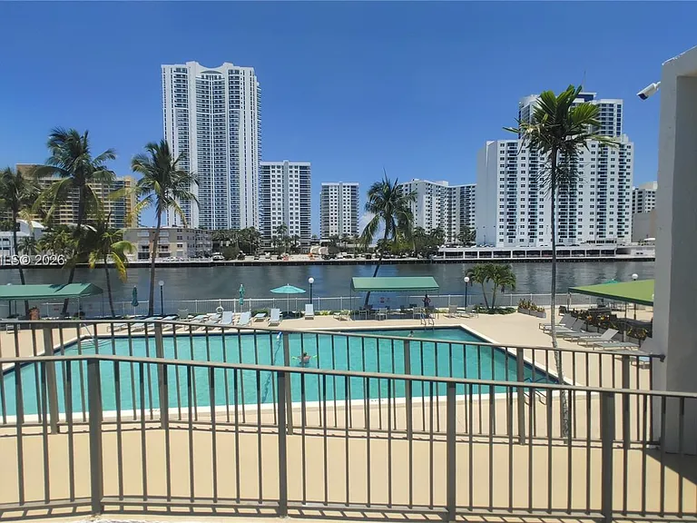 1000 Parkview Dr #125 — Photo 45