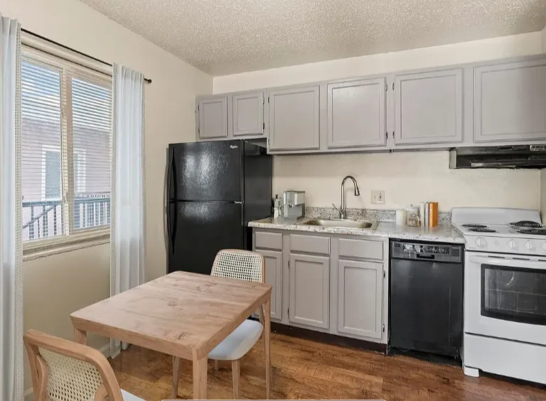 Westport Crossing Apartments — Photo 1