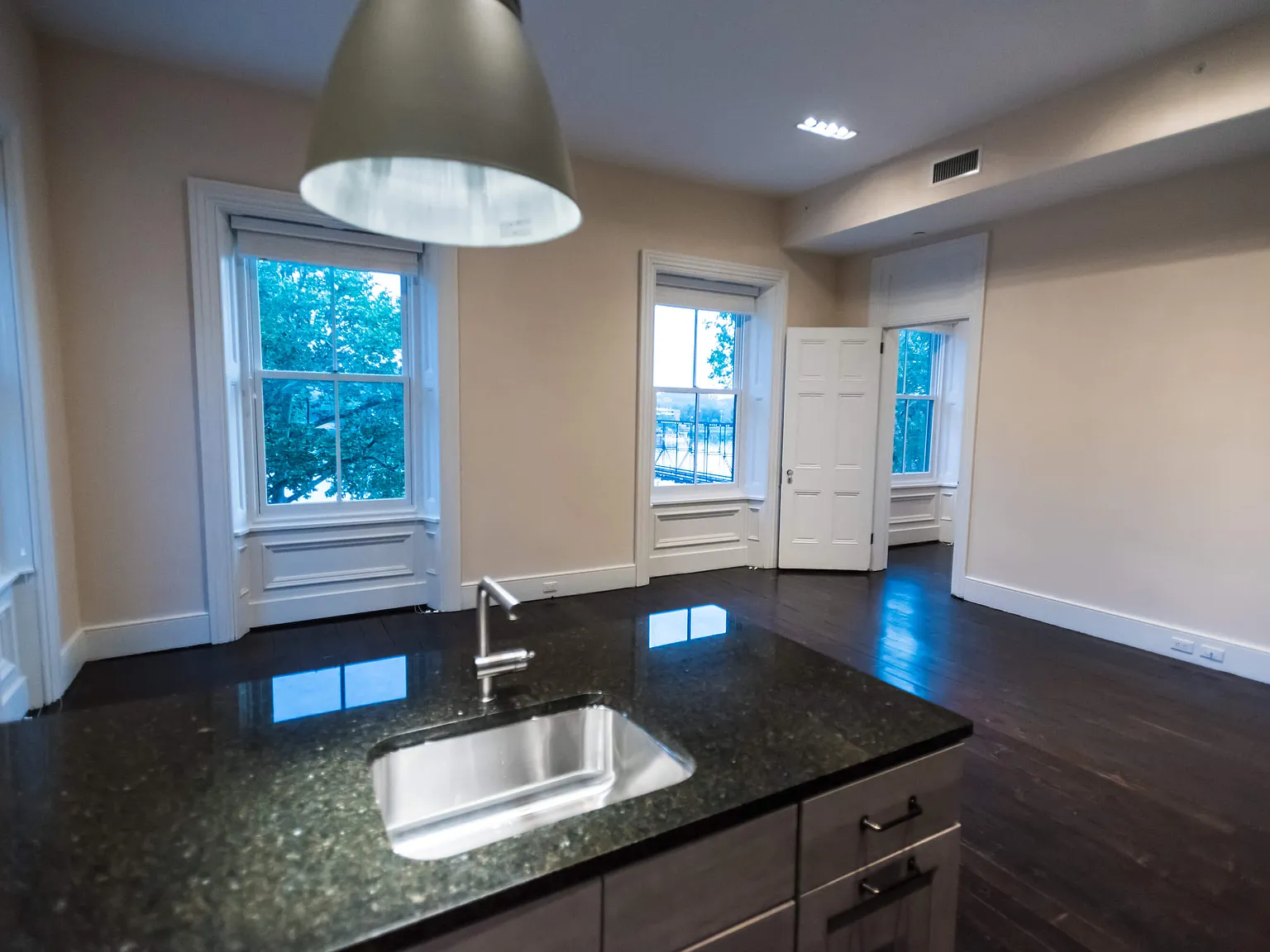 2 bed, 920 sqft, $1,590 — Photo 2