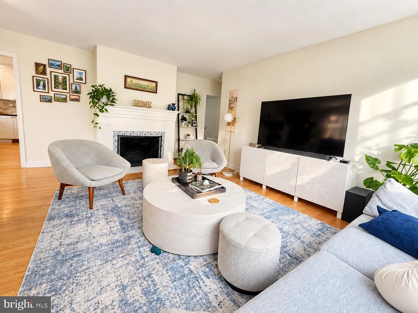 4 bed, 2.0 bath, 2905 sqft, $4,000 — Photo 2
