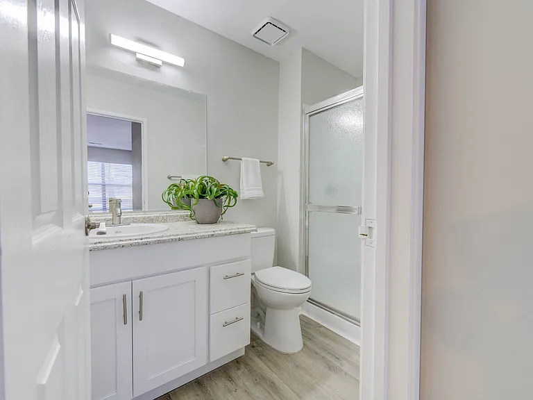 Lago Vista Apartments — Photo 46