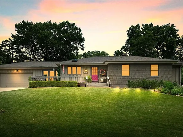 9805 Pembroke Ln, Leawood, KS 66206