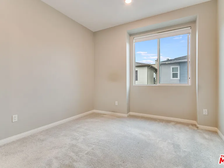 713 Daniel Freeman Cir — Photo 35