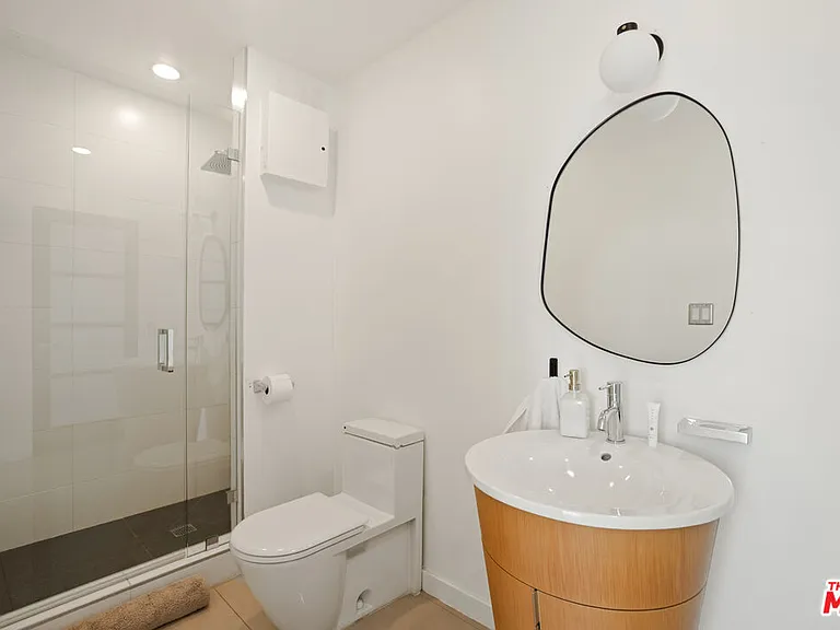 8435 Franklin Ave — Photo 25