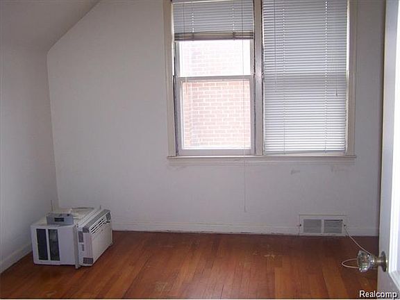 4th image of 1550 N Denwood St