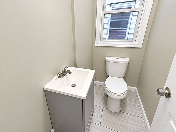 3rd image of 526 Grove St Floor 2