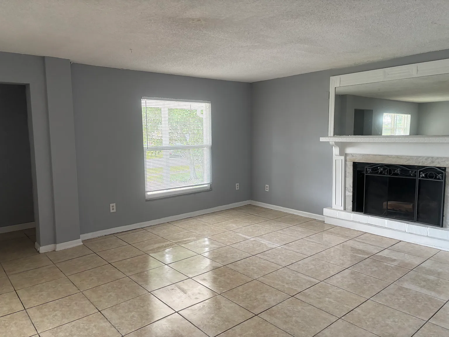 3 bed, 1029 sqft, $1,875 — Photo 2