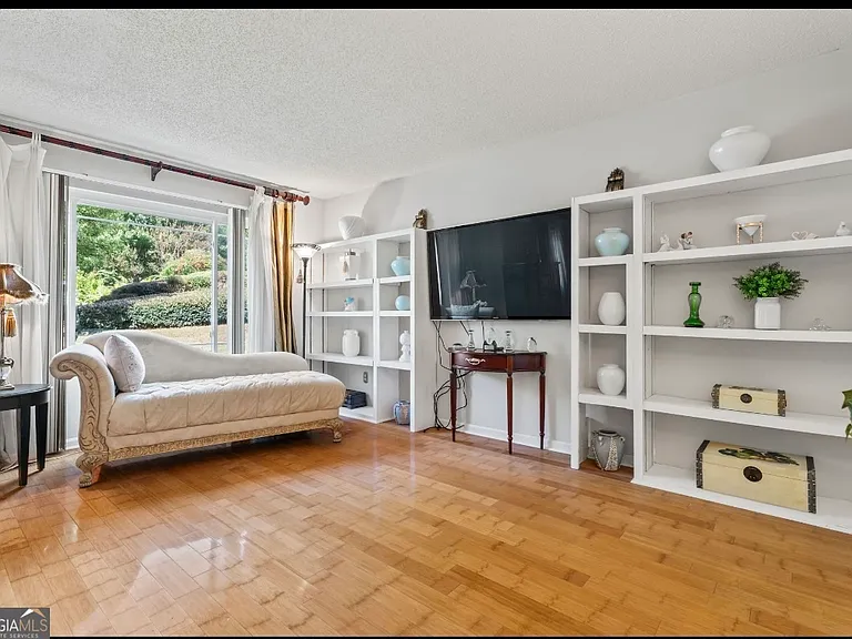 81 Hampshire Ct — Photo 15