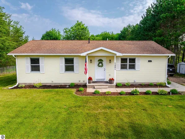 1491 Black Bark Ln, Traverse City, MI 49696