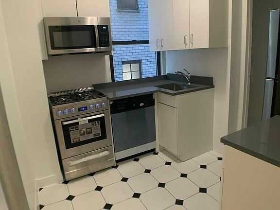 2nd image of 55 W 55th St APT 4