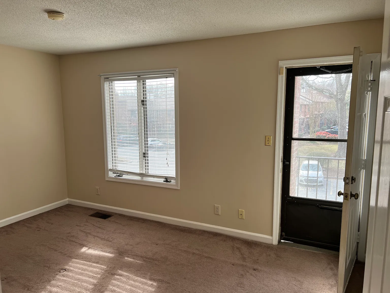 2 bed, 1001 sqft, $1,400 — Photo 3