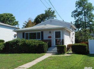 350 Linton Ave, Lindenhurst, NY 11757
