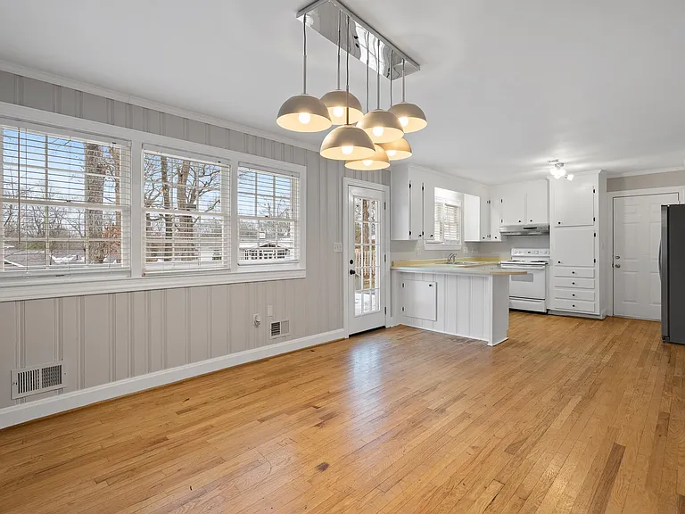 11 Howell Rd — Photo 1