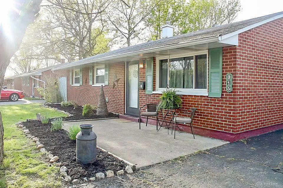 315 Gibbons Rd photo 1