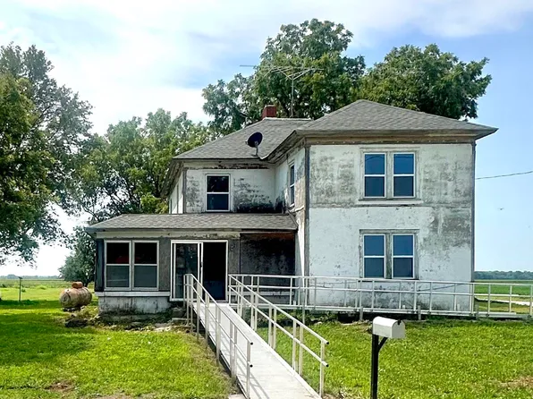 621 4th St, Council Grove, KS 66846