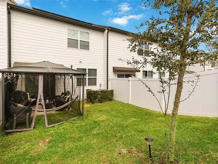 592 Madison Dr — Photo 15