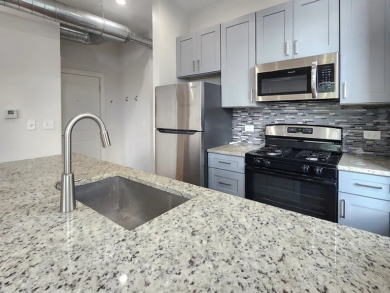 1444 W Erie St #3A — Photo 4