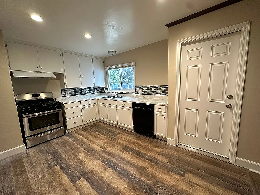 1448 S School St photo 1