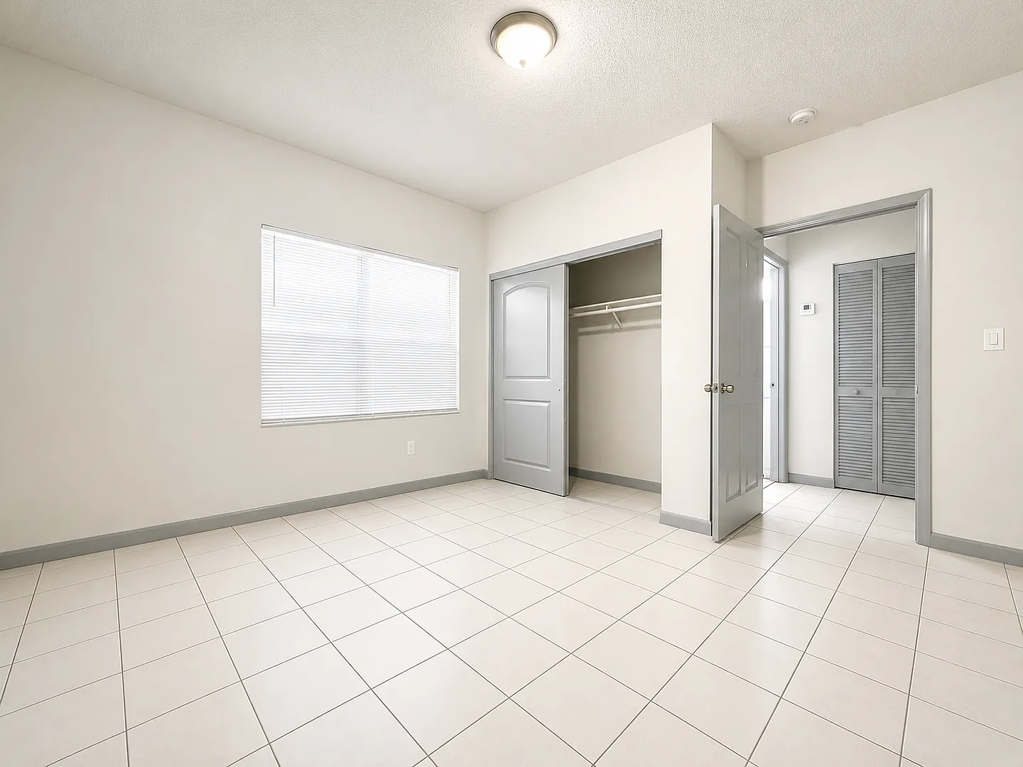 Three Bedroom Single Family Home with Private Fenced Yard and Driveway — Photo 2