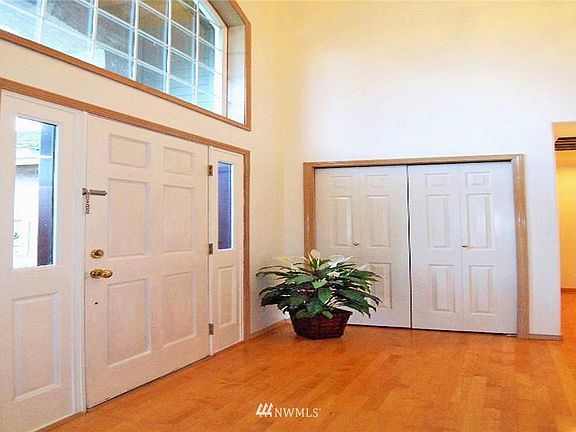 5th image of 4921 66th Ave NE