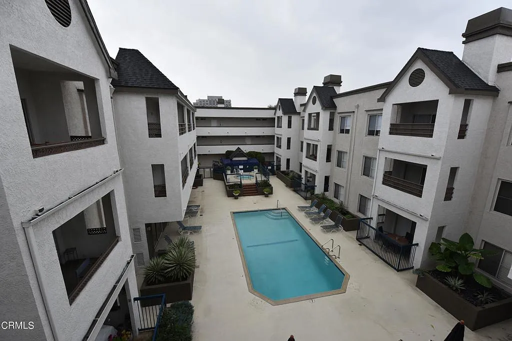 2 bed, 2.0 bath, 934 sqft, $3,500 — Photo 3