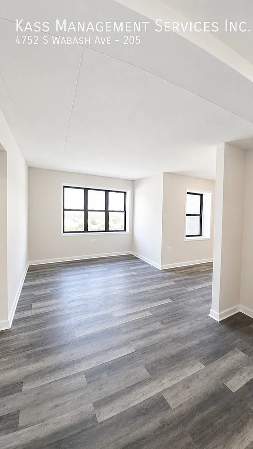 Large 2 Bed in Bronzeville - Updated Kitchen, Open Floor Plan — Photo 3