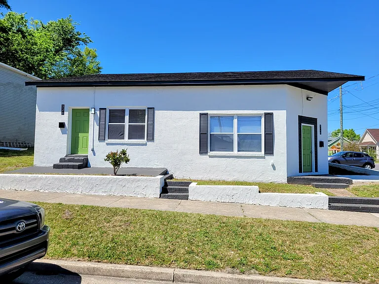 828 Campbell St — Photo 2