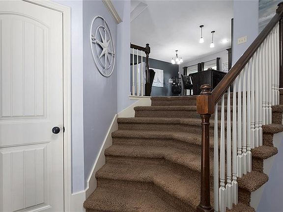 3rd image of 1004 Sloan Cir