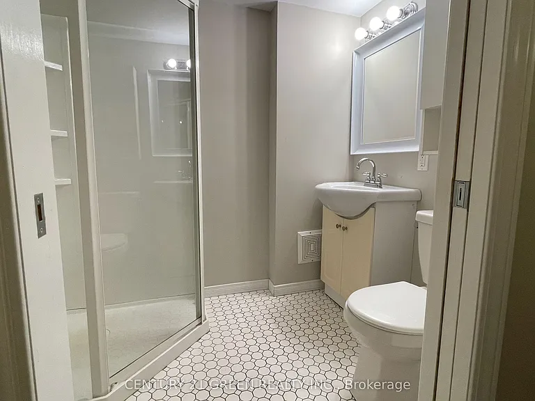 4 Wenlock Cres — Photo 31