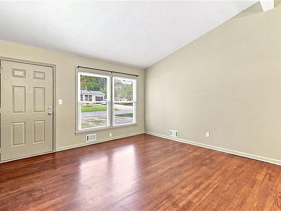 4th image of 621 NW Fair Ln