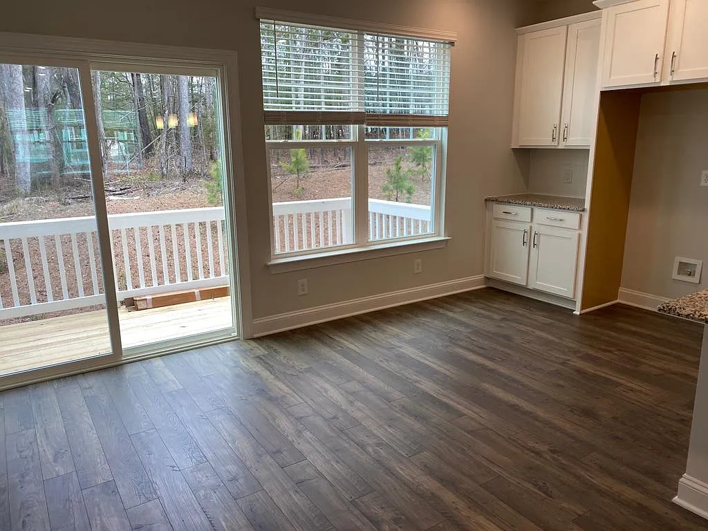 4 bed, 3.5 bath, 2307 sqft, $2,300 — Photo 2