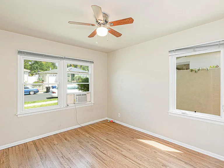 10929 Whitegate Ave — Photo 34