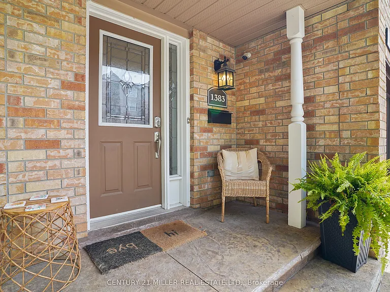 1383 Tobyn Dr — Photo 2