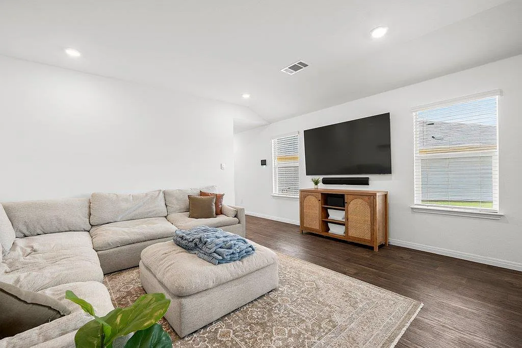 3 bed, 2.0 bath, 1555 sqft, $1,975 — Photo 4