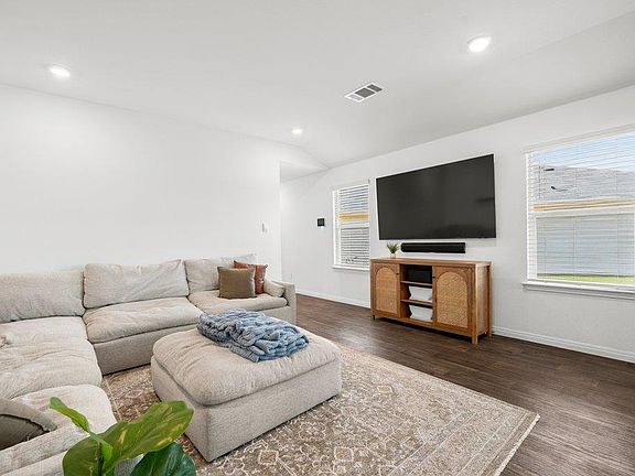 4th image of 151 Galanthus Ct