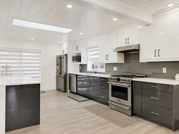 2710 Victor St, Victoria, BC V8R 4E4