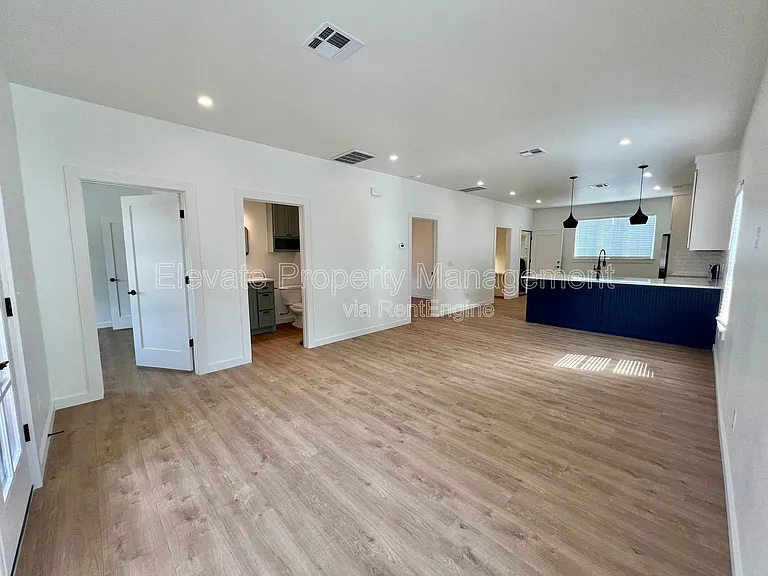 216 E Hurd St #200 — Photo 6