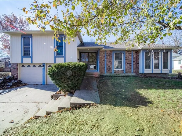 5526 Earnshaw St, Shawnee, KS 66216