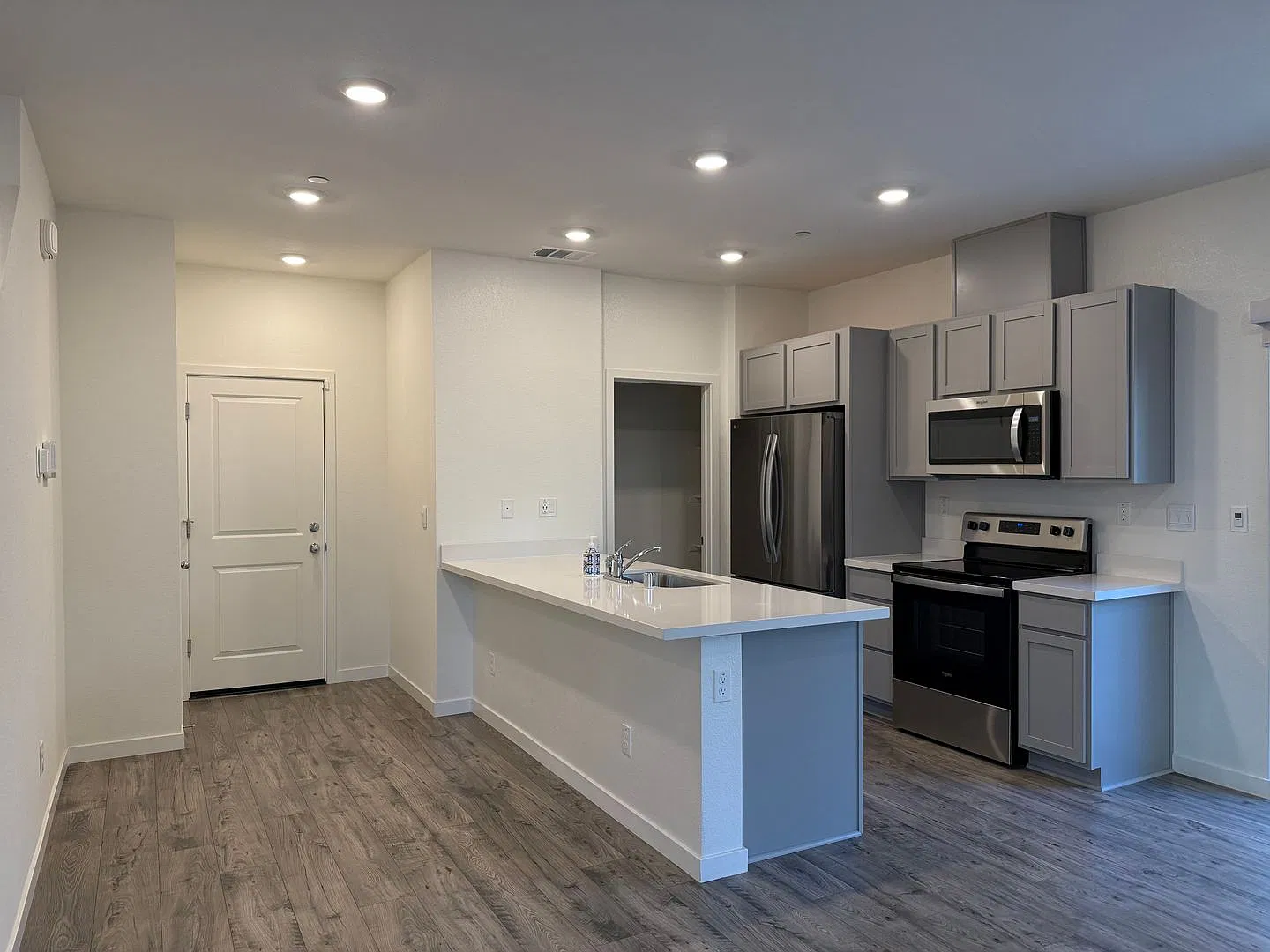 Beautiful 3 bed 2 bath in Roseville! — Photo 3