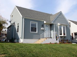 3835 S 36th St, Greenfield, WI 53221