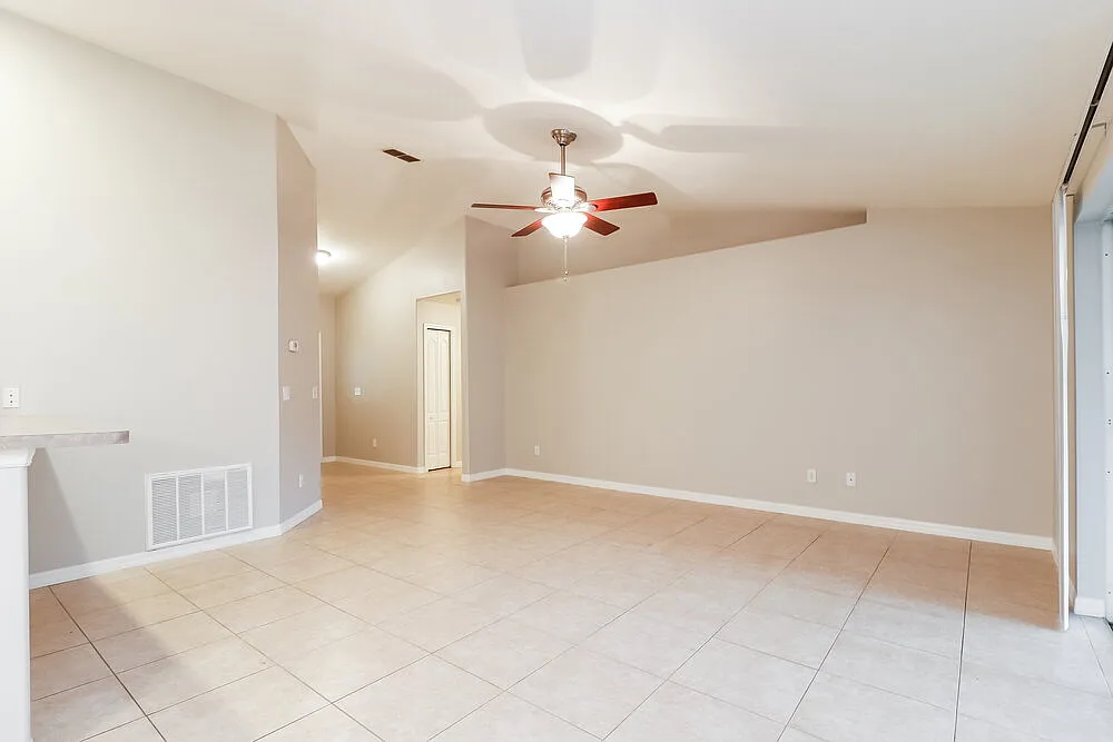 3 bed, 2.0 bath, 1318 sqft, $2,110 — Photo 4