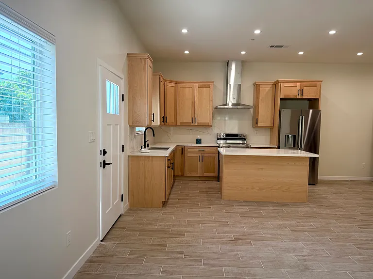 1250A Linden Ave — Photo 8