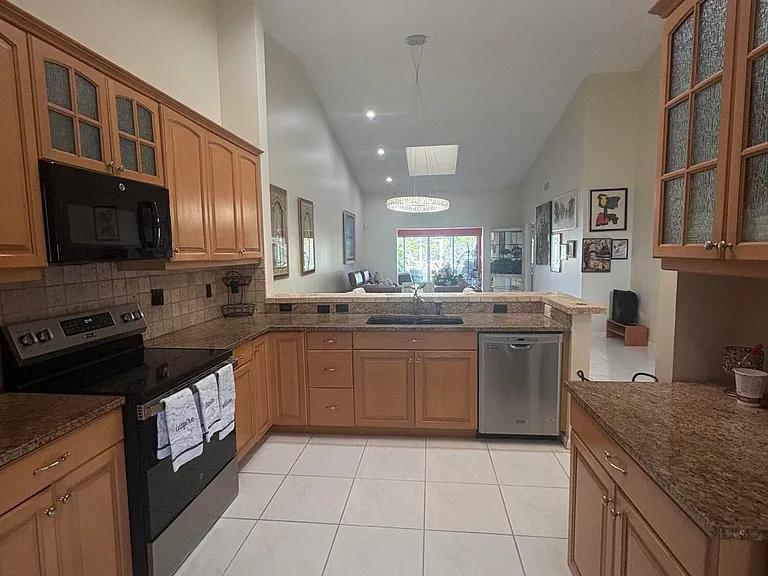 7275 Summer Tree Dr — Photo 7