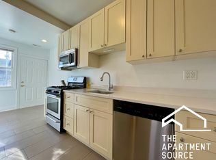 3048 N Milwaukee Ave #2R, Chicago, IL 60618