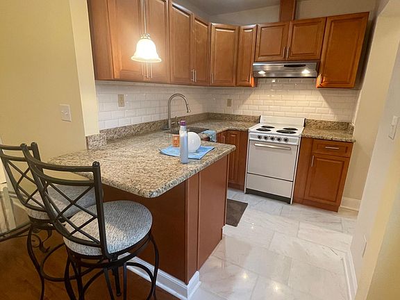 2nd image of 31 Waverly St APT 2