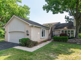 2288 Cameo Lake Ct, Bloomfield Hills, MI